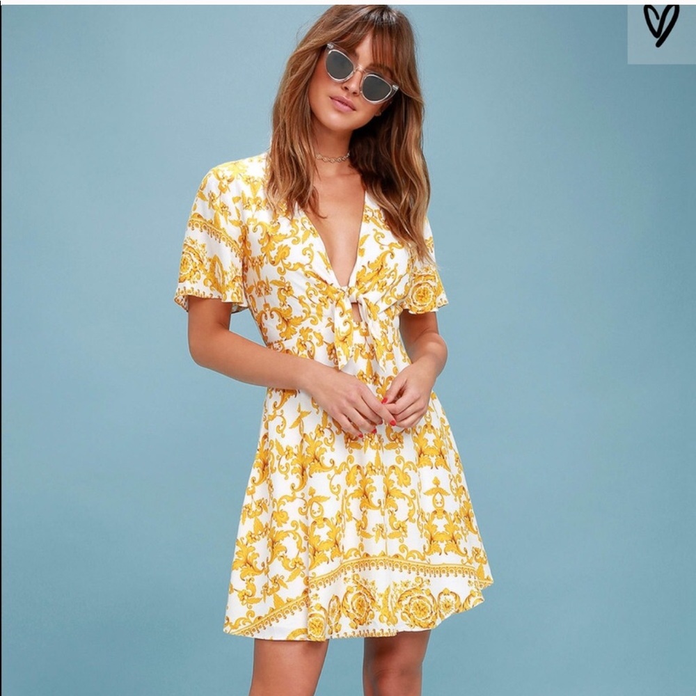 NWOT Lulus’s front tie printed dress